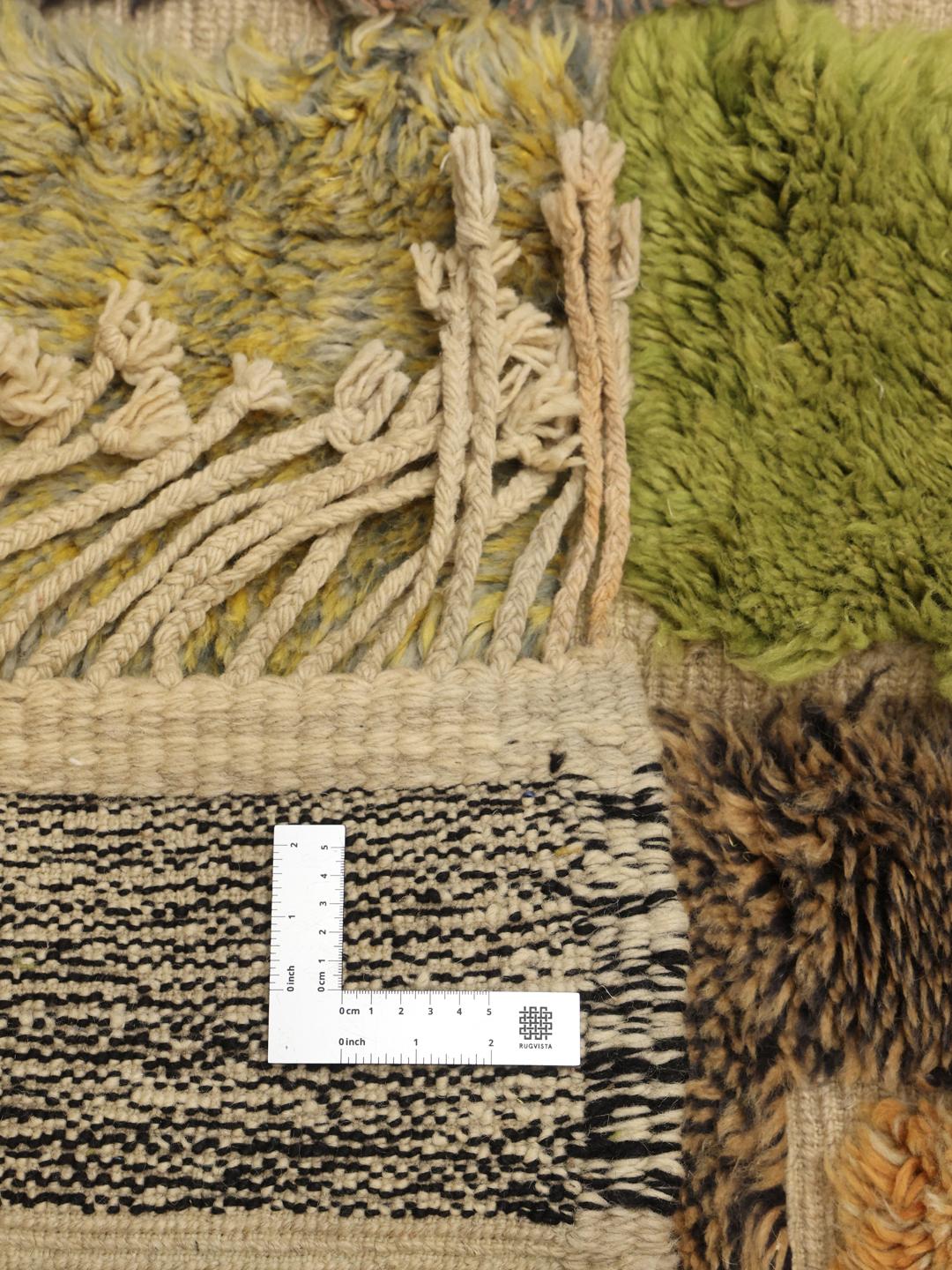Handgeknoopt Marokkaans tapijt met een kleurrijk patchworkpatroon in wol
