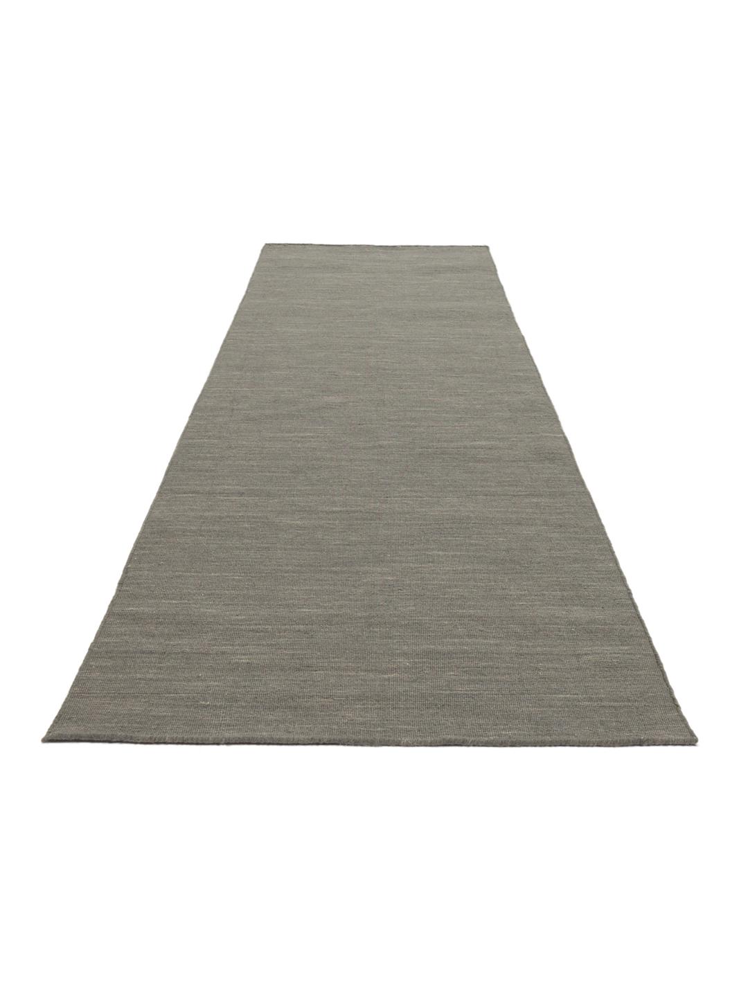 runner in dark grey