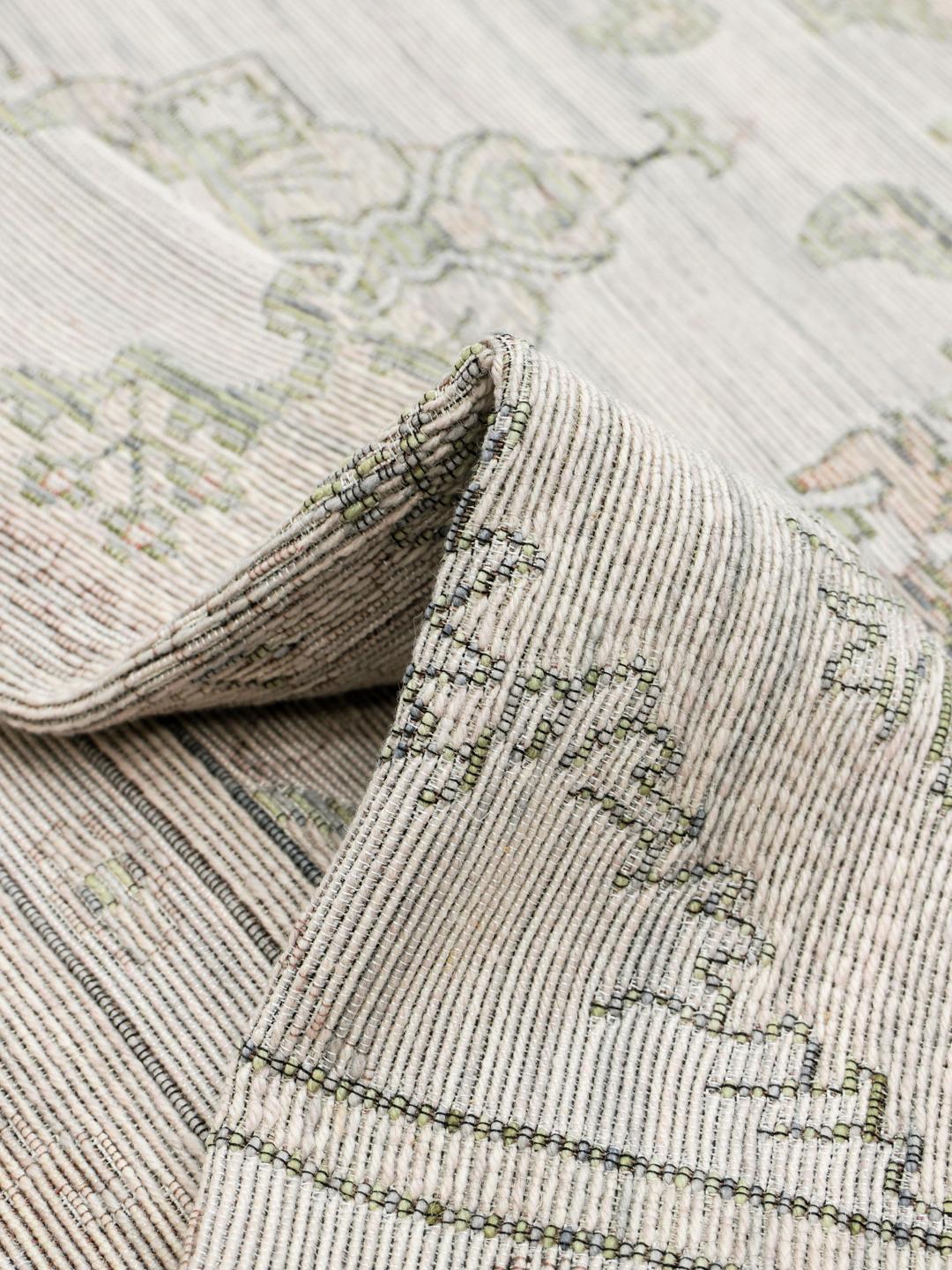 Beige tapijt met een traditioneel patroon