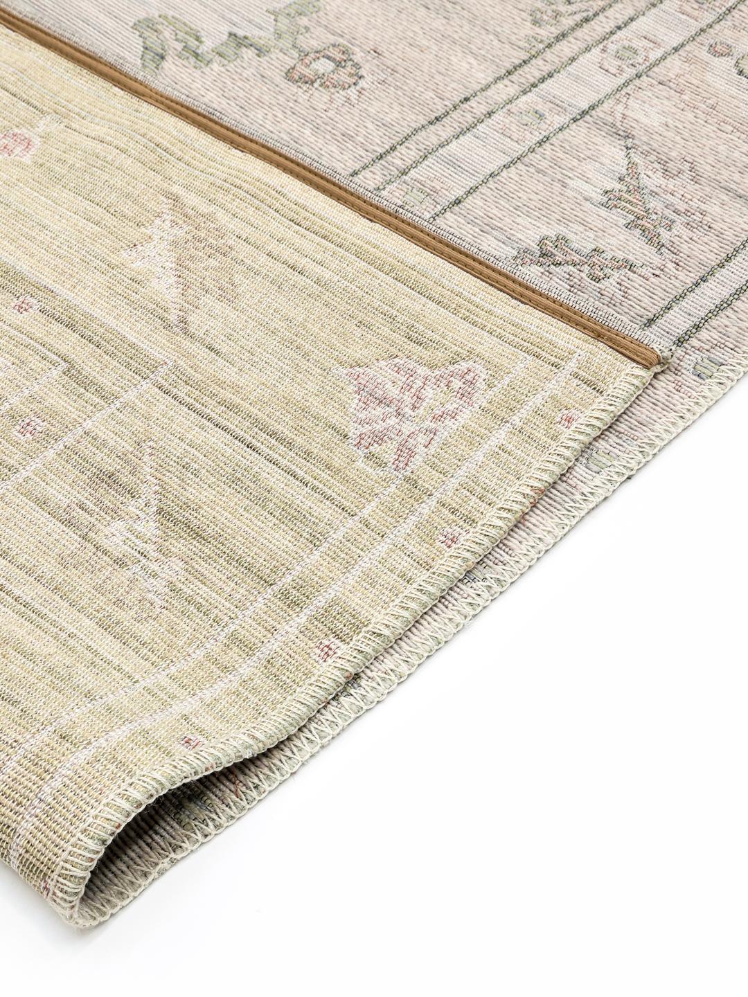 Beige tæppe med et traditionelt mønster