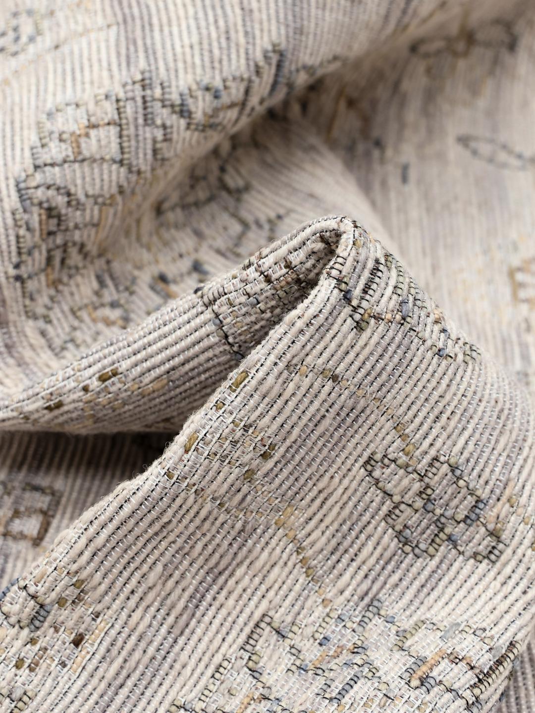 Beige tæppe med traditionelle vævede mønstre