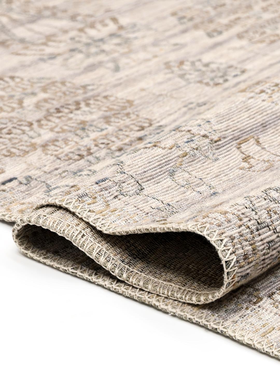 Beige tapijt met traditionele geweven patronen