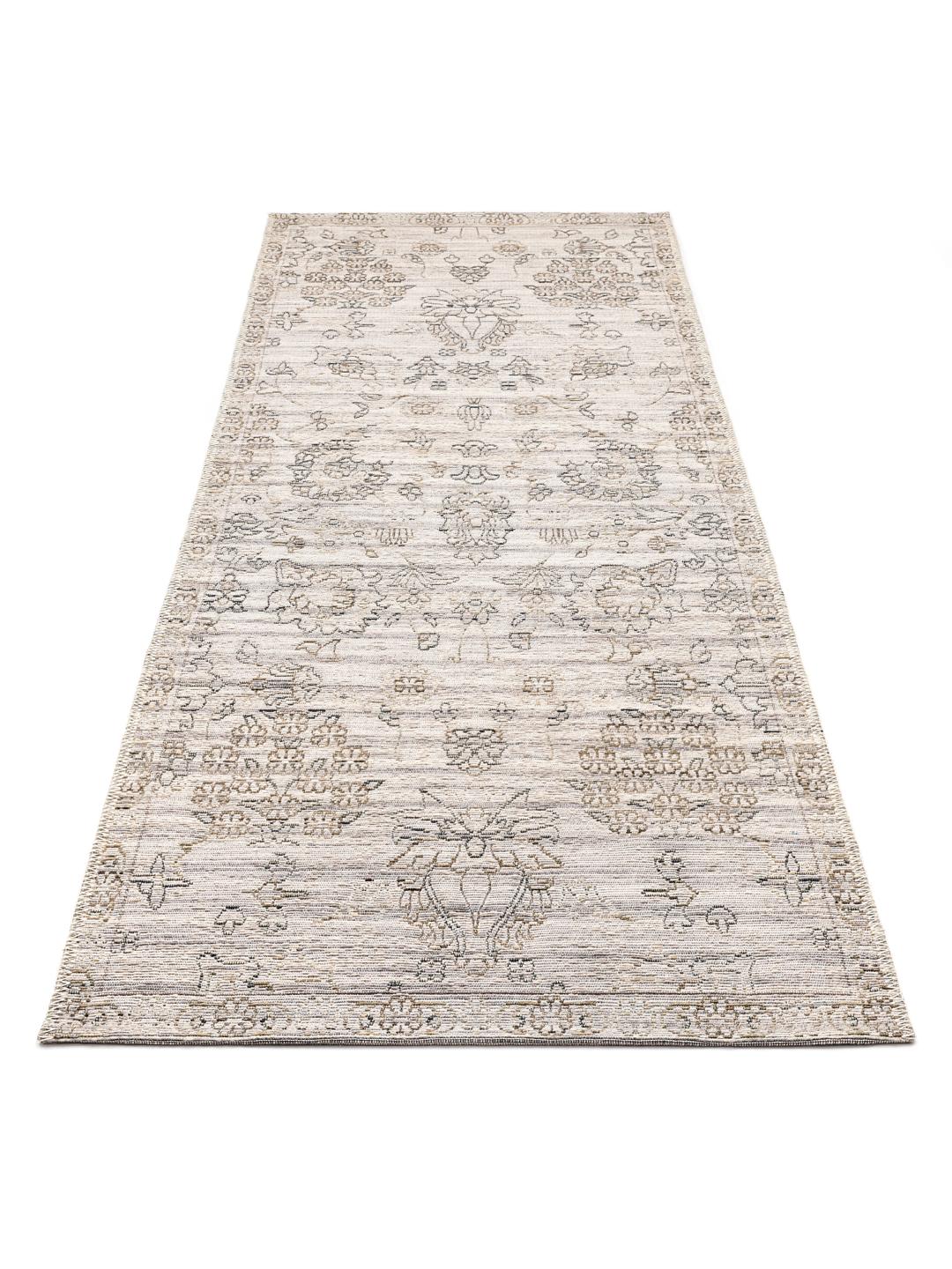 Chemin de table beige et multicolore avec un design à motifs classique