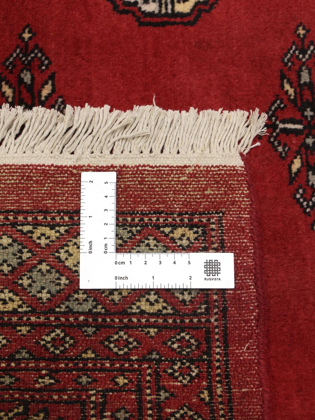 Ręcznie wiązany czerwony dywan Bokhara z Pakistanu z tradycyjnymi geometrycznymi wzorami