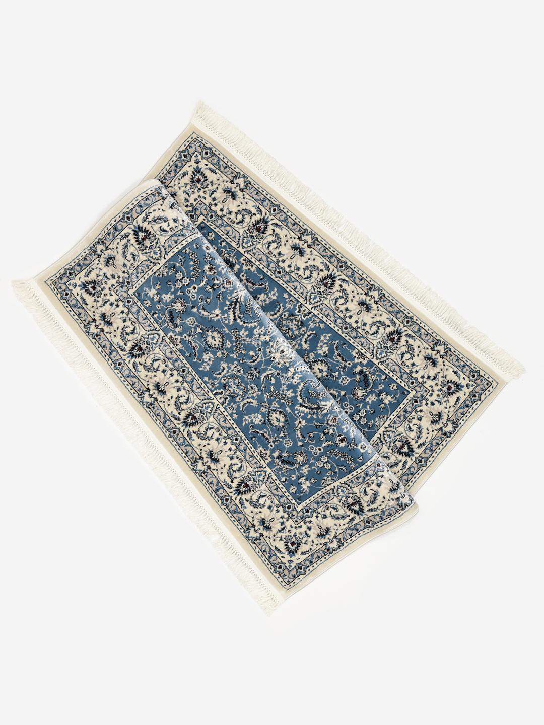 Vierkant lichtblauw vloerkleed met gedetailleerd patroon