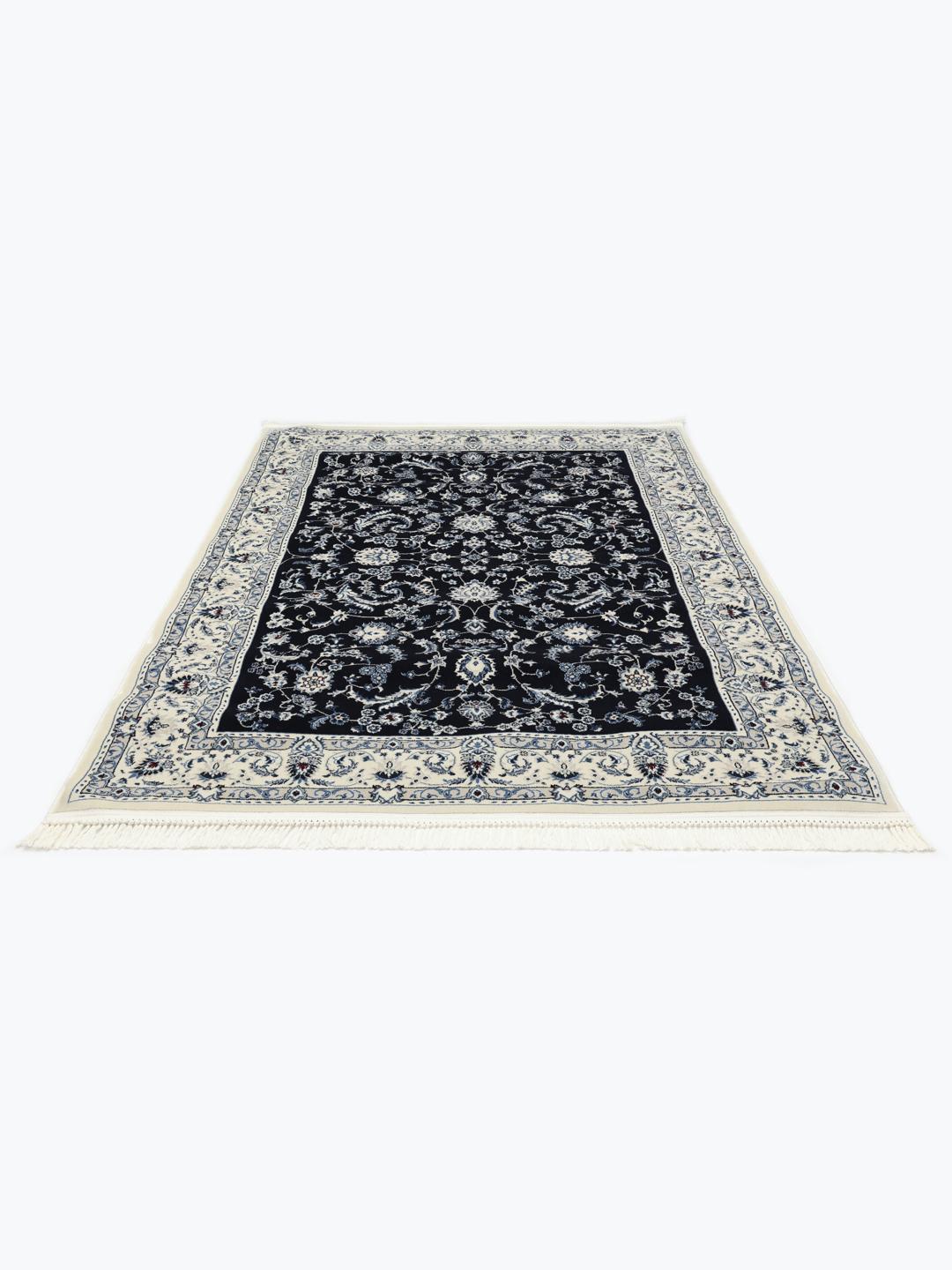 Donkerblauw tapijt met gedetailleerd patroon