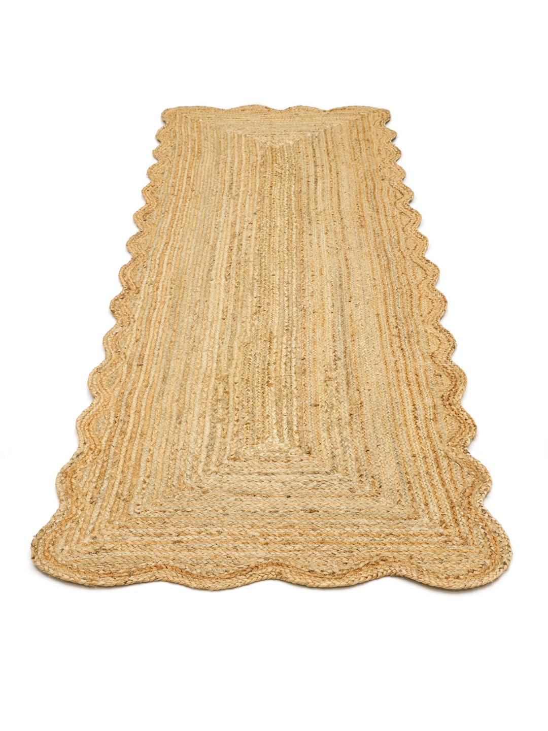 Tapis de couloir beige avec un bord festonné