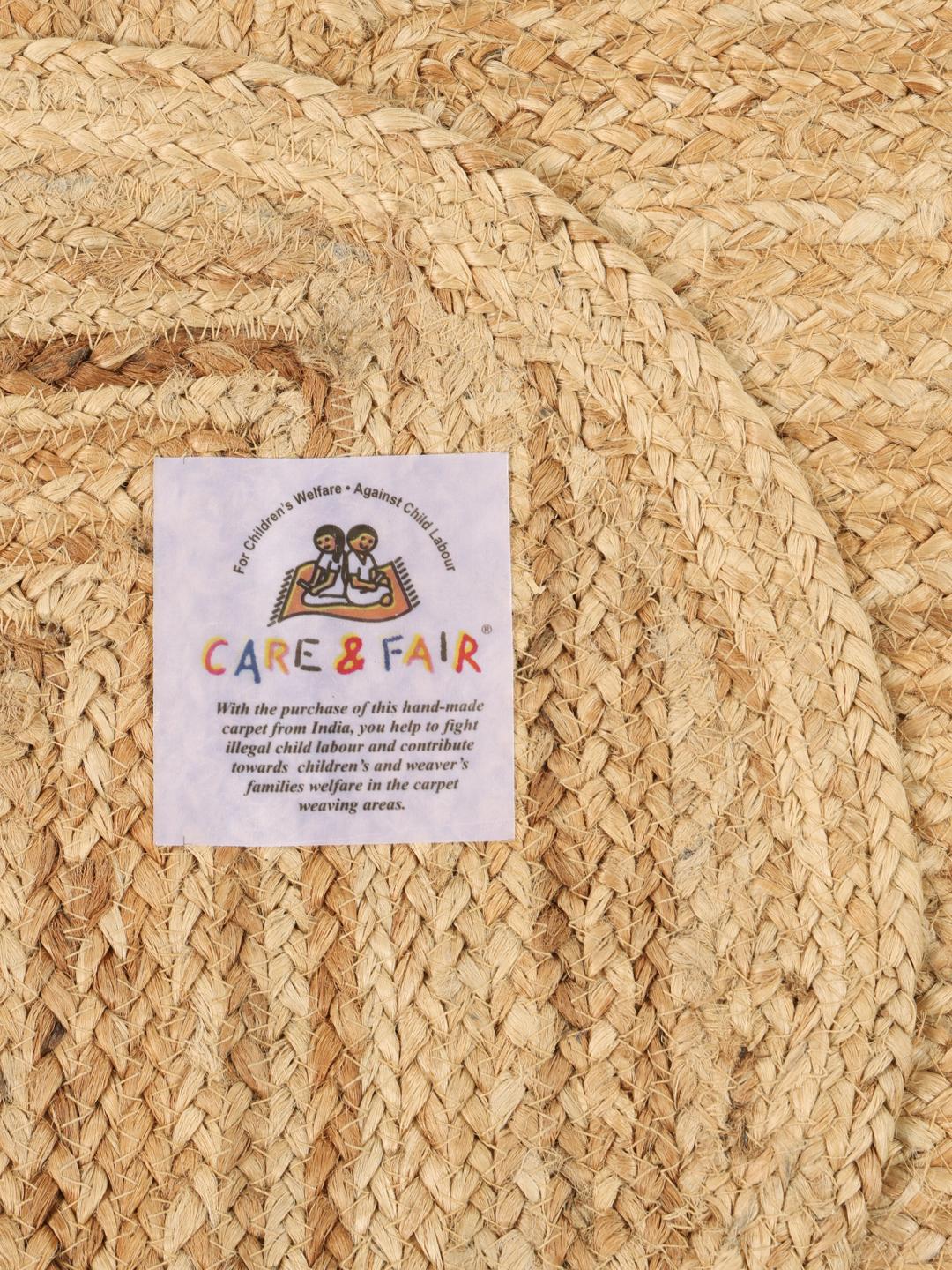 Tapis de couloir beige avec un bord festonné