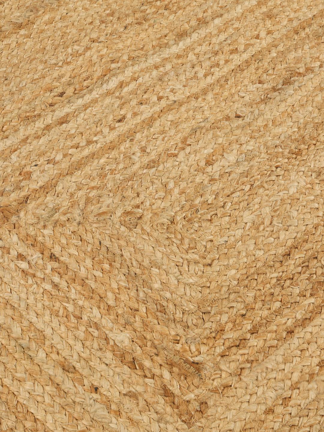 Tapis beige avec un bord ondulé