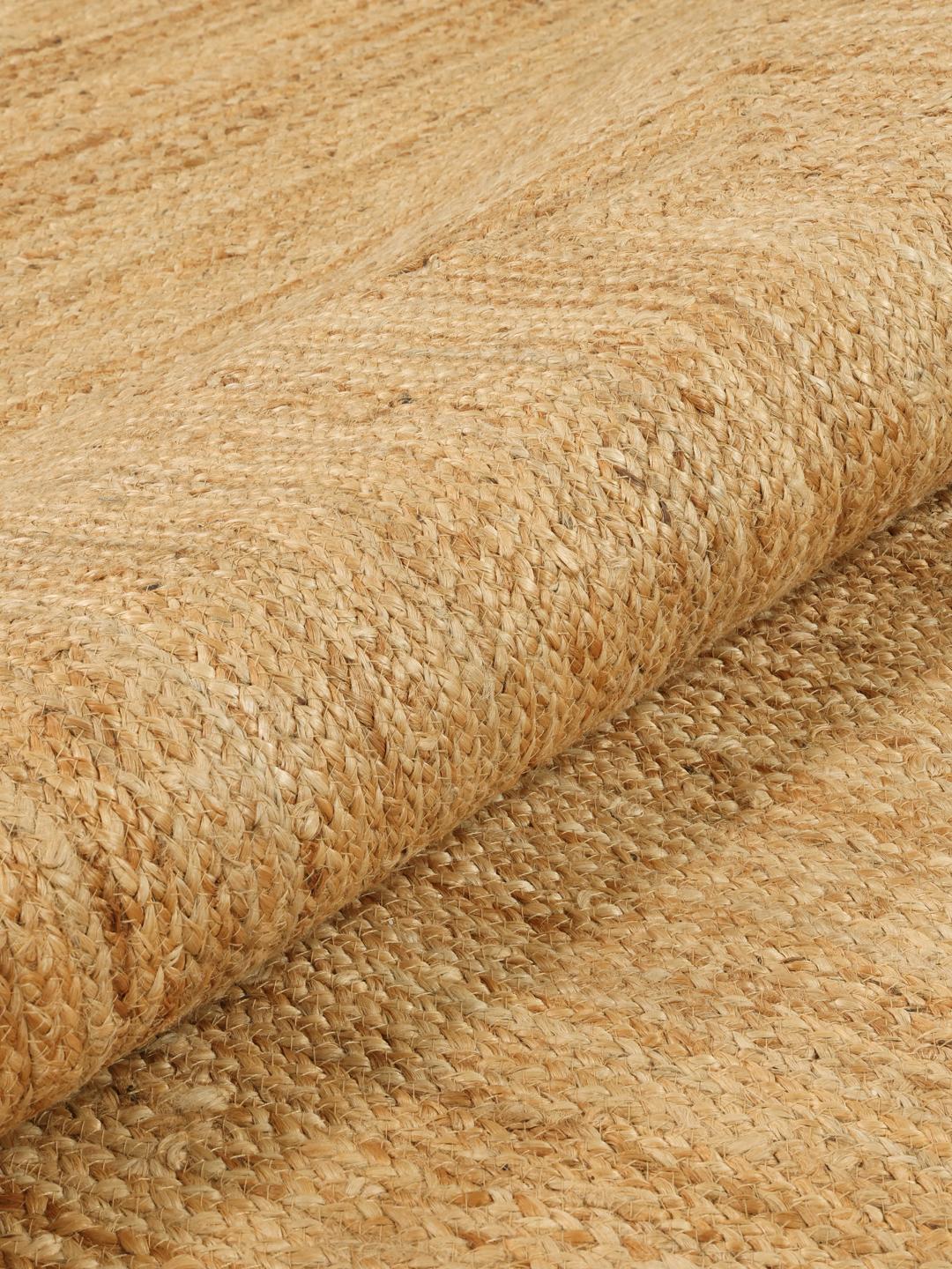 Tapis beige avec un bord ondulé