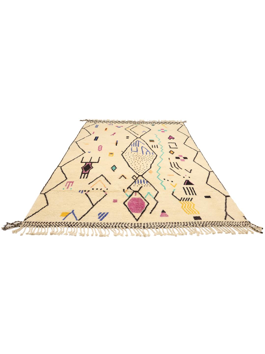 Met de hand geknoopt Berber Marokkaans kleed met kleurrijke geometrische motieven op een beige achtergrond.