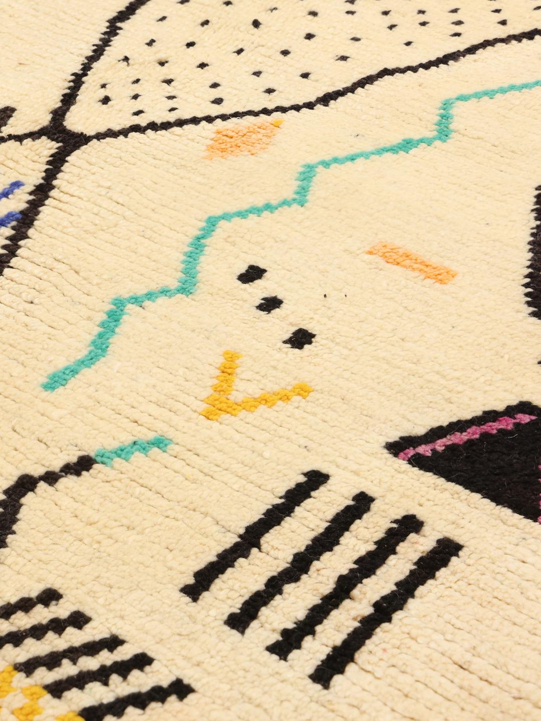 Met de hand geknoopt Berber Marokkaans kleed met kleurrijke geometrische motieven op een beige achtergrond.