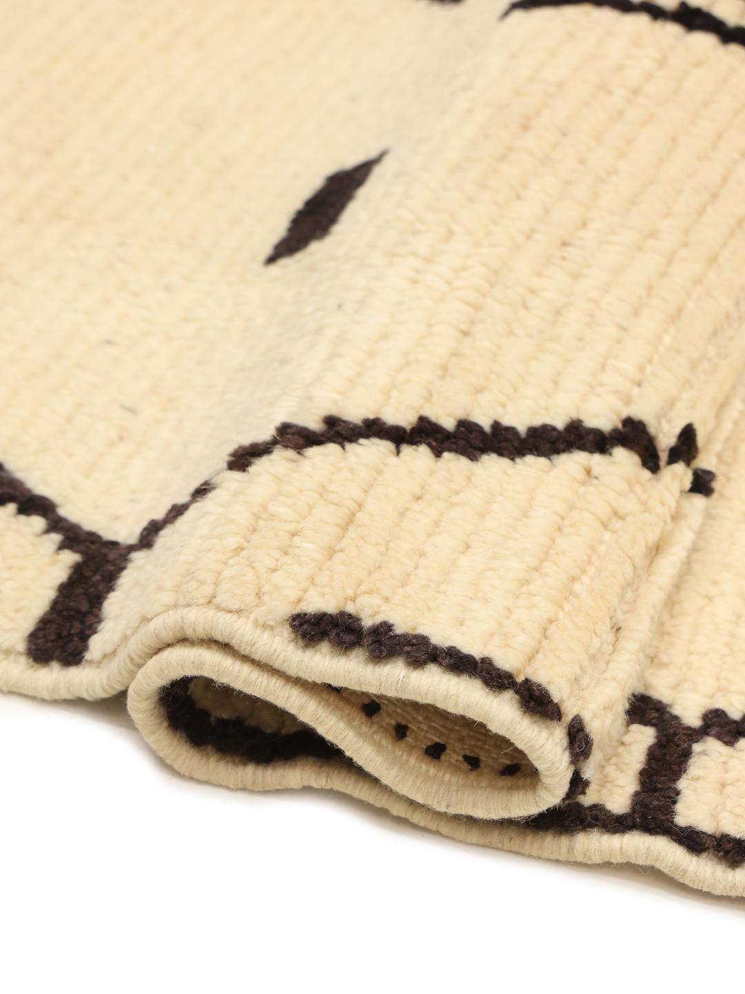 Met de hand geknoopt Berber Marokkaans kleed met kleurrijke geometrische motieven op een beige achtergrond.
