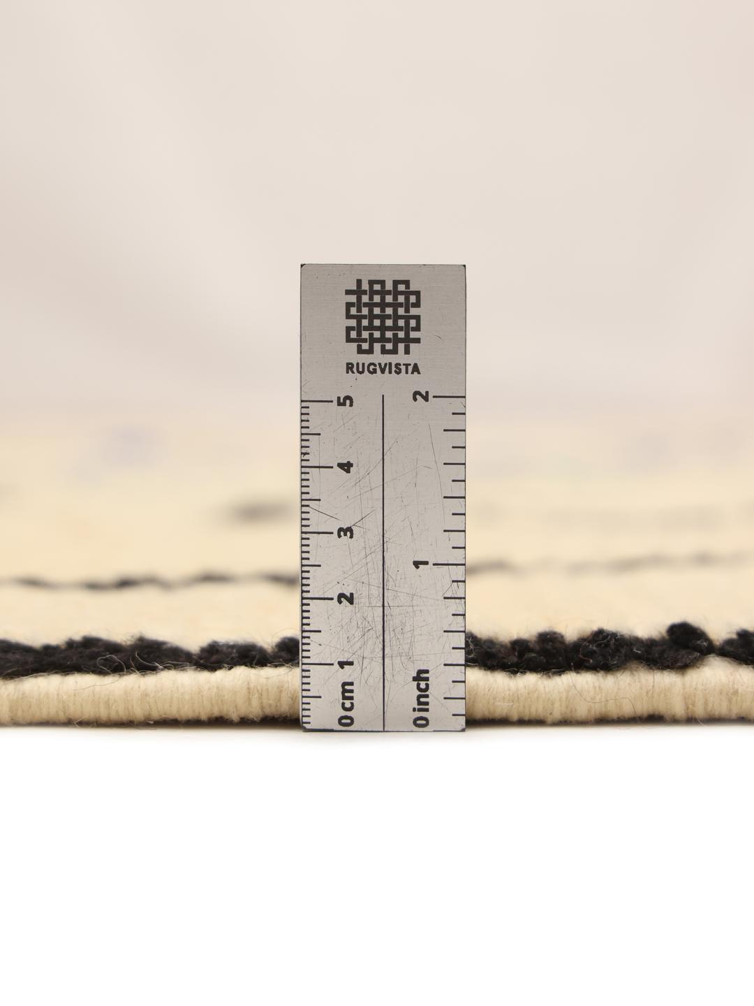 Met de hand geknoopt Berber Marokkaans kleed met kleurrijke geometrische motieven op een beige achtergrond.