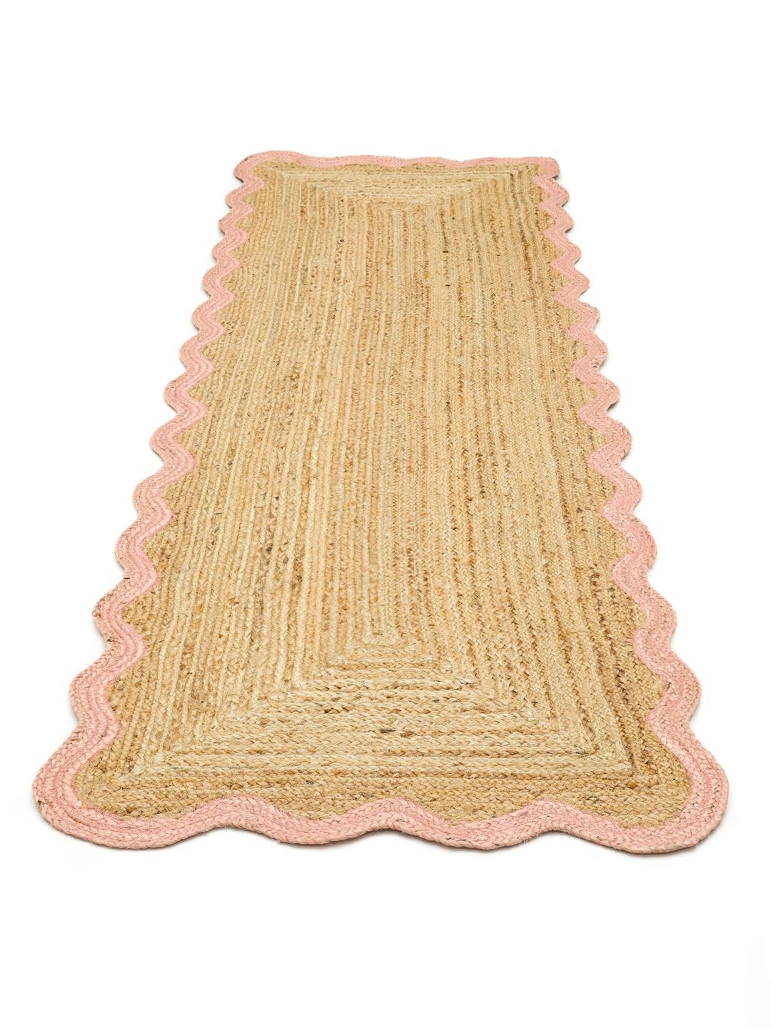 Beige og lyserød løber med bølget kant