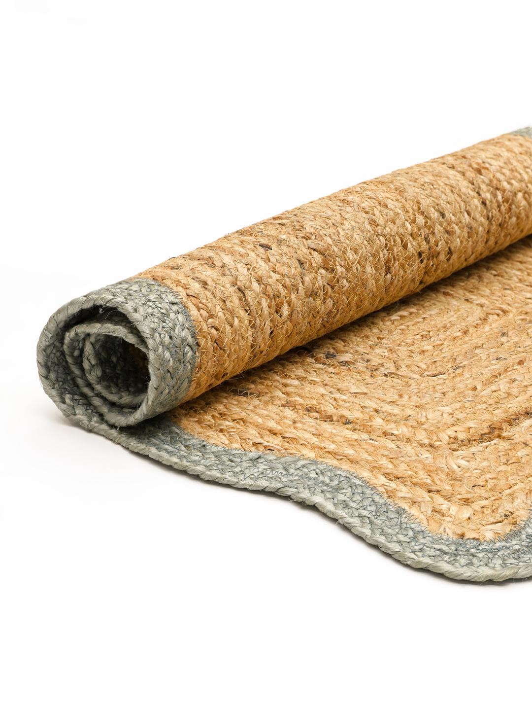 Groen en beige geweven tapijt met een schulprand