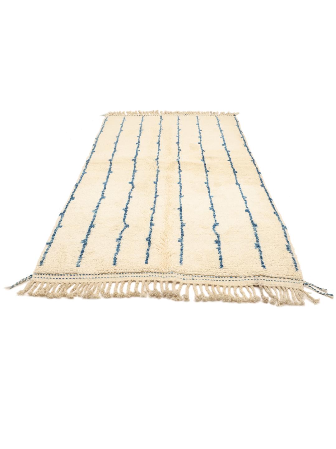 Handgeknoopt Marokkaans tapijt met blauwe strepen op een beige achtergrond van Wol
