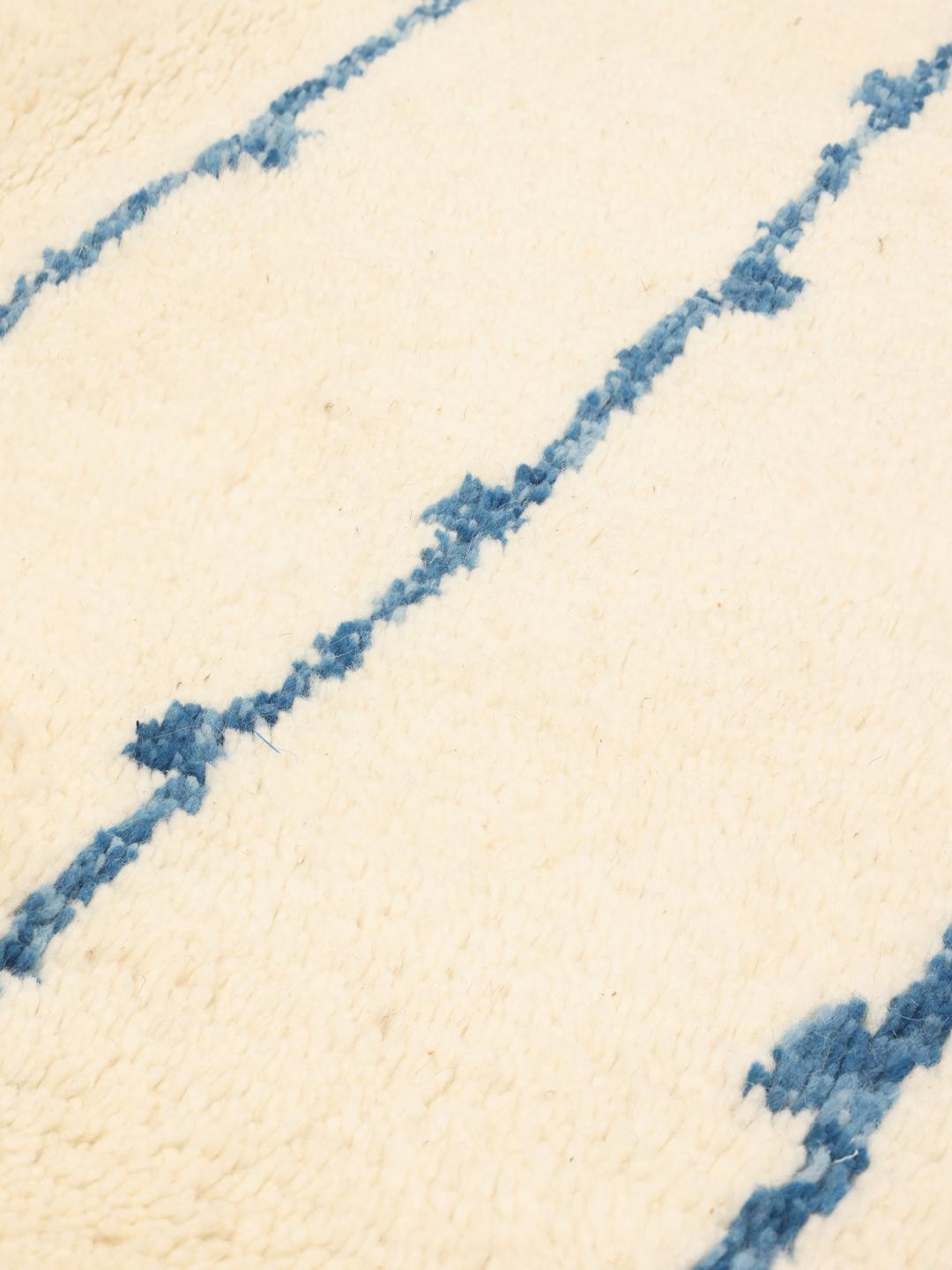 Handgeknoopt Marokkaans tapijt met blauwe strepen op een beige achtergrond van Wol