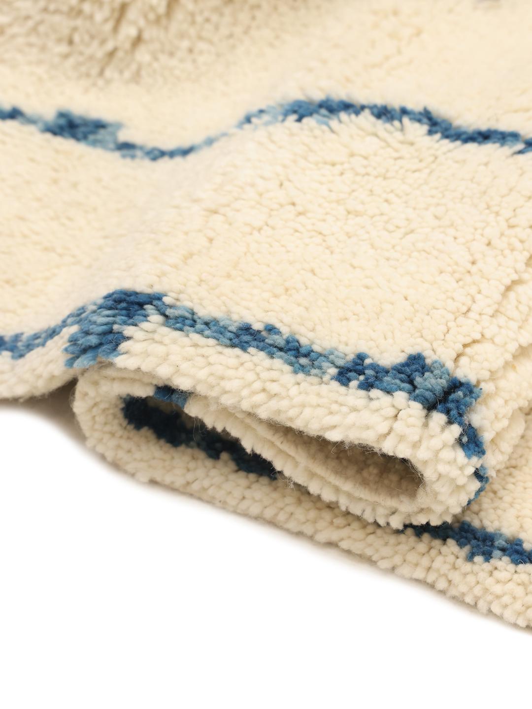 Handgeknoopt Marokkaans tapijt met blauwe strepen op een beige achtergrond van Wol