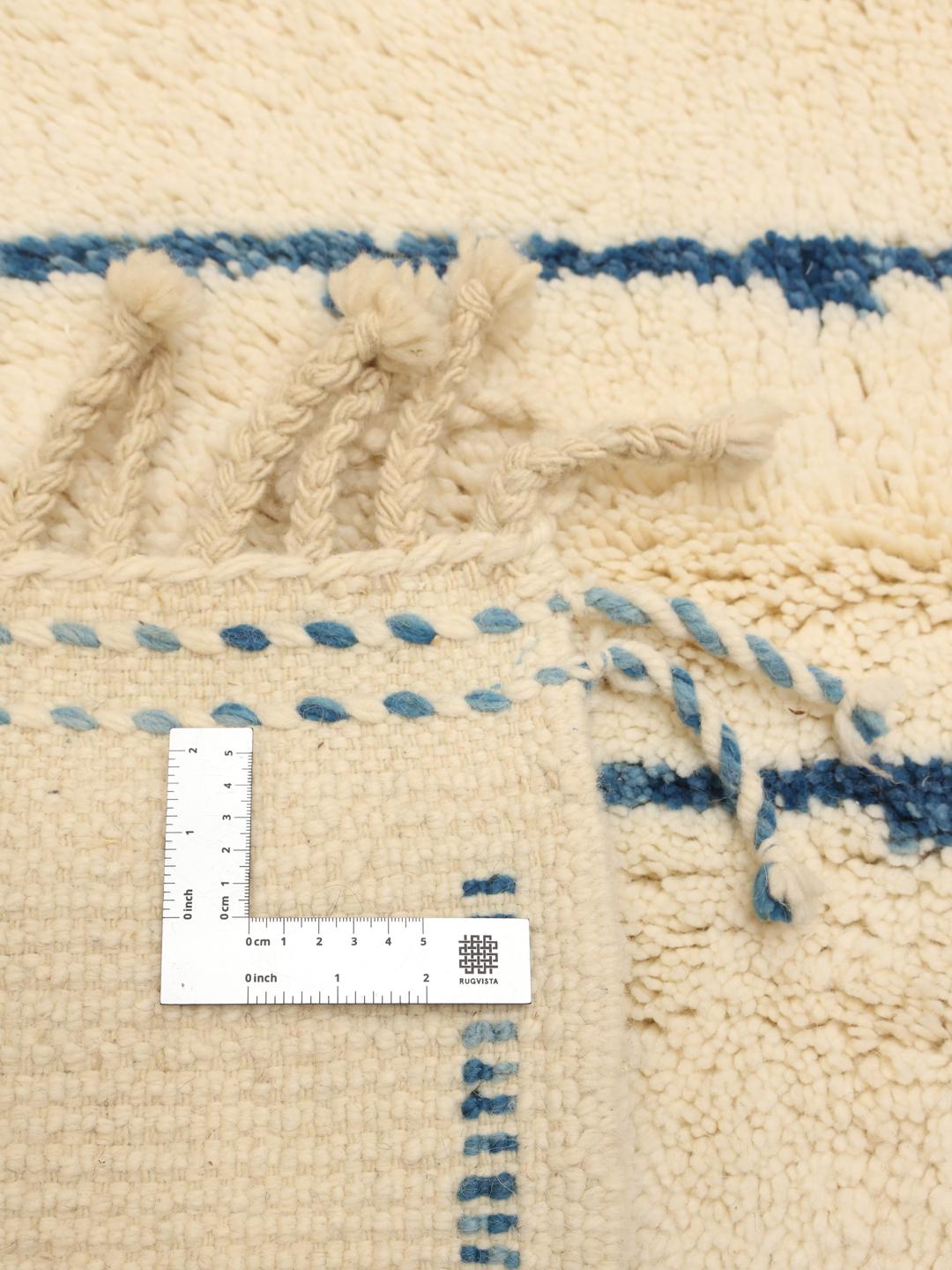 Handgeknoopt Marokkaans tapijt met blauwe strepen op een beige achtergrond van Wol