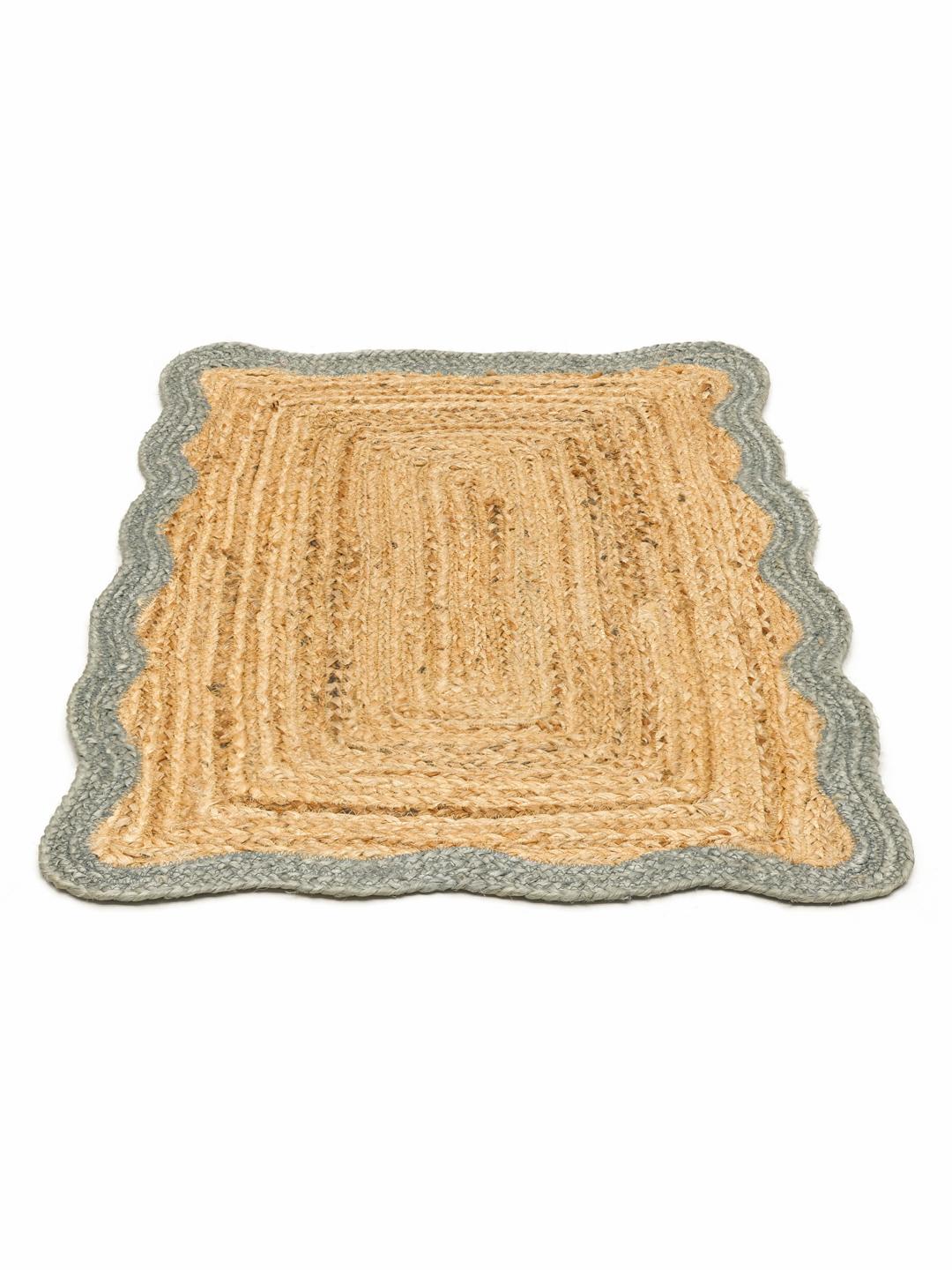 Groen en beige geweven tapijt met een schulprand