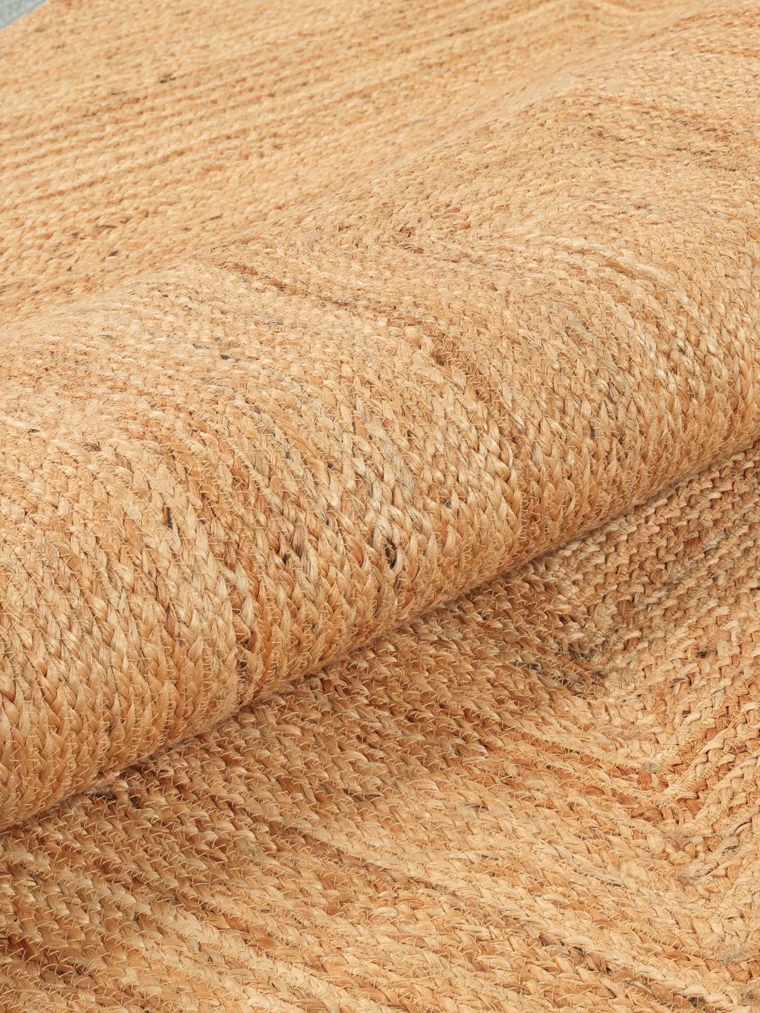 Grønt og beige vævet tæppe med bølget kant