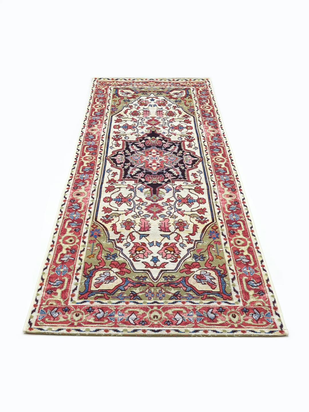 En flerfarvet løber med et klassisk mønstret design