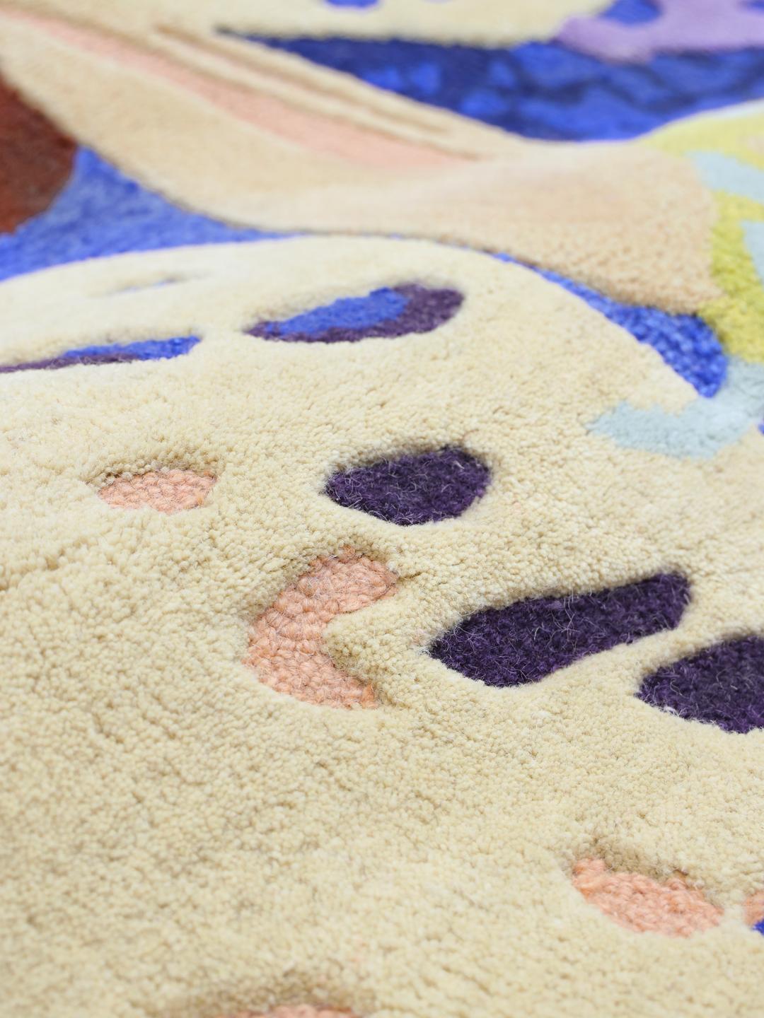 Onregelmatig gevormd multicolor wollen vloerkleed met abstracte organische patronen