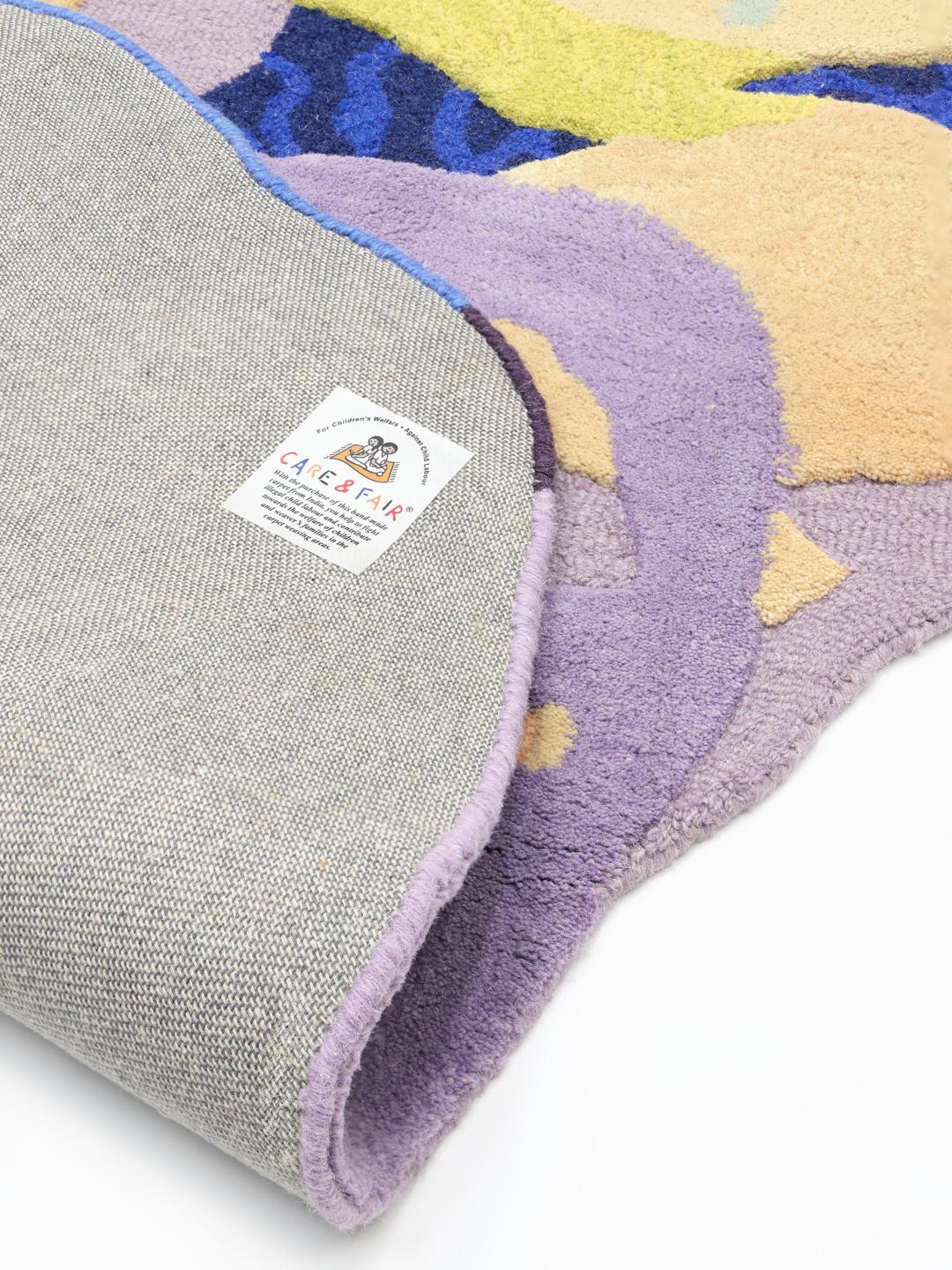 Onregelmatig gevormd multicolor wollen vloerkleed met abstracte organische patronen