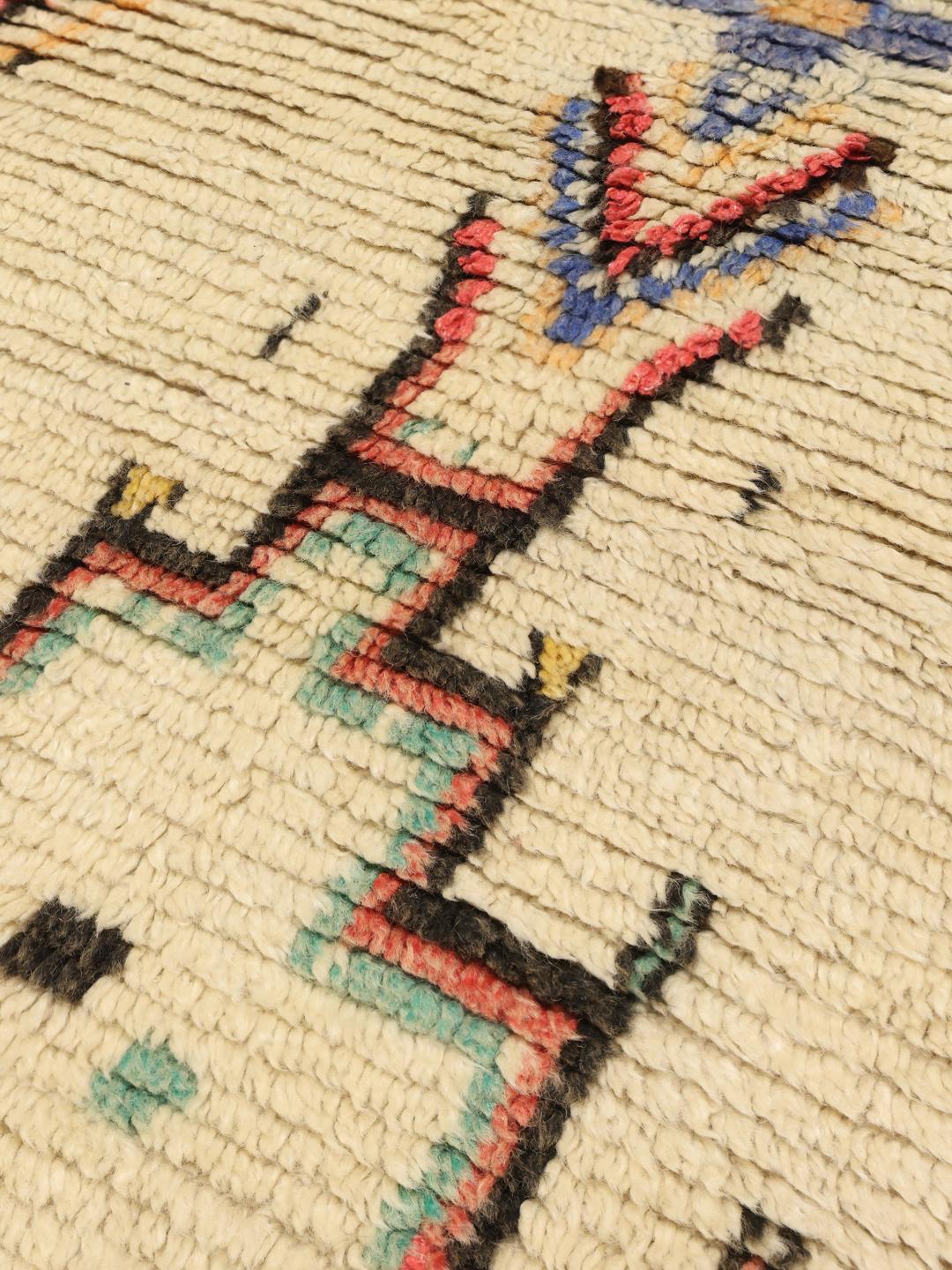 Handgeknoopt Berber Marokkaans tapijt in beige met kleurrijke geometrische symbolen