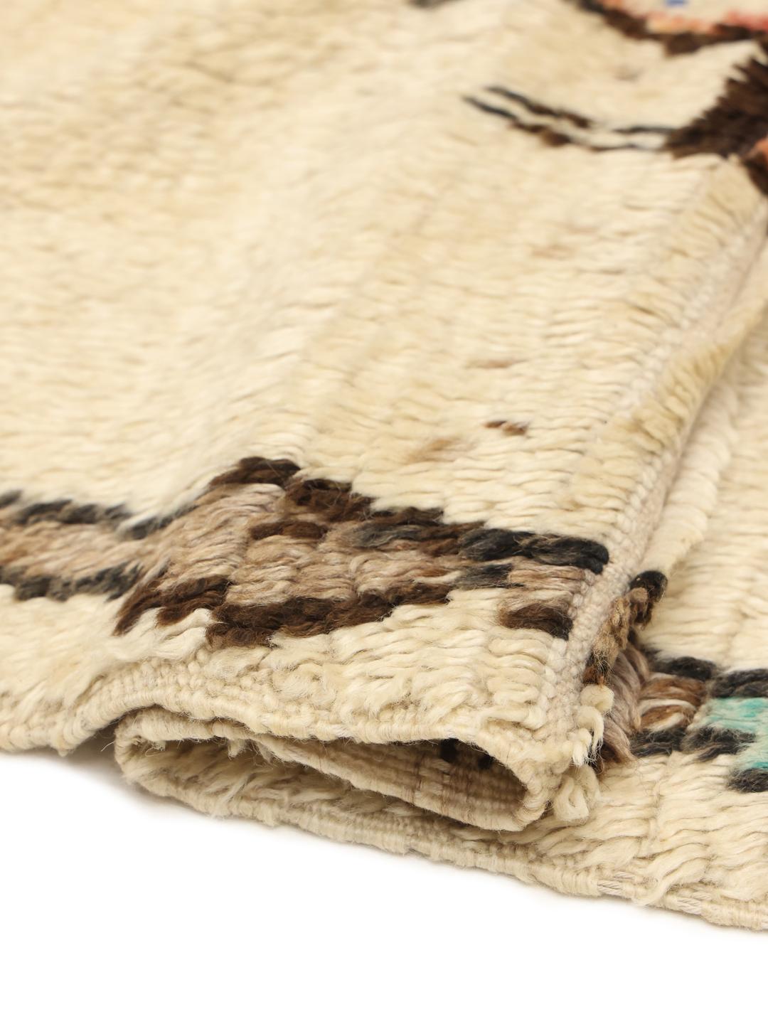 Handgeknoopt Berber Marokkaans tapijt in beige met kleurrijke geometrische symbolen