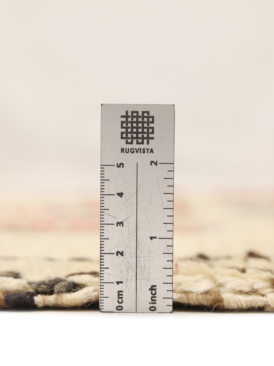 Handgeknoopt Berber Marokkaans tapijt in beige met kleurrijke geometrische symbolen