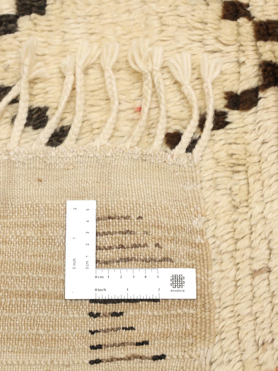 Handgeknoopt Berber Marokkaans tapijt in beige met kleurrijke geometrische symbolen