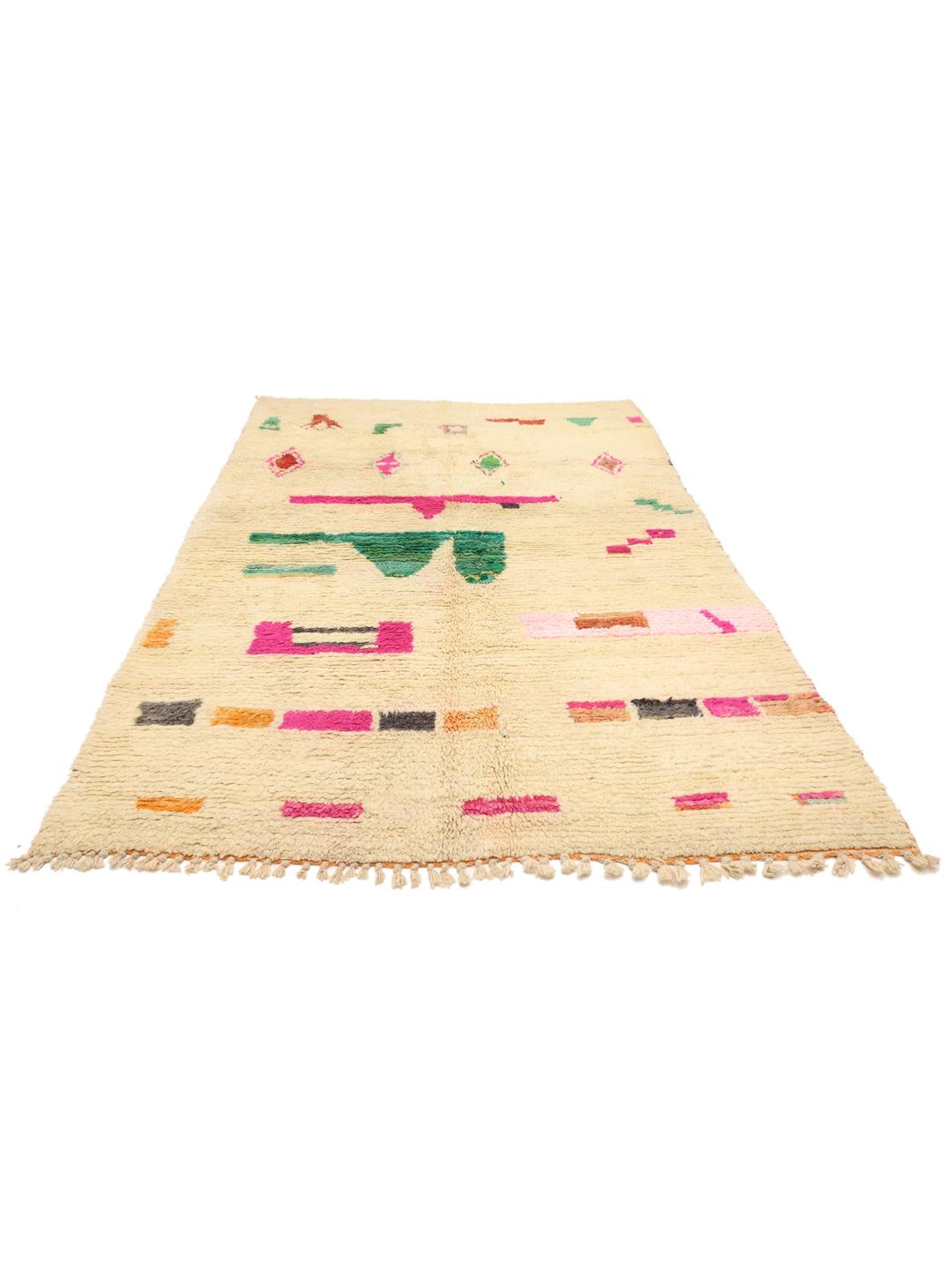 Tapis marocain fait main avec des motifs abstraits colorés sur une base crème
