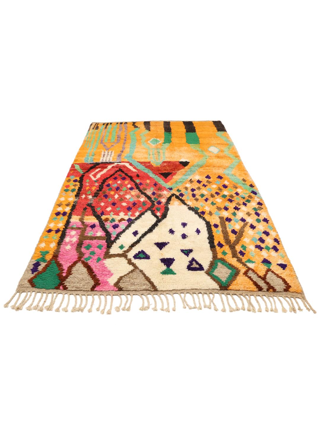 Een levendig, handgeknoopt Berber Marokkaans tapijt met gedurfde geometrische patronen in veelkleurige wol.