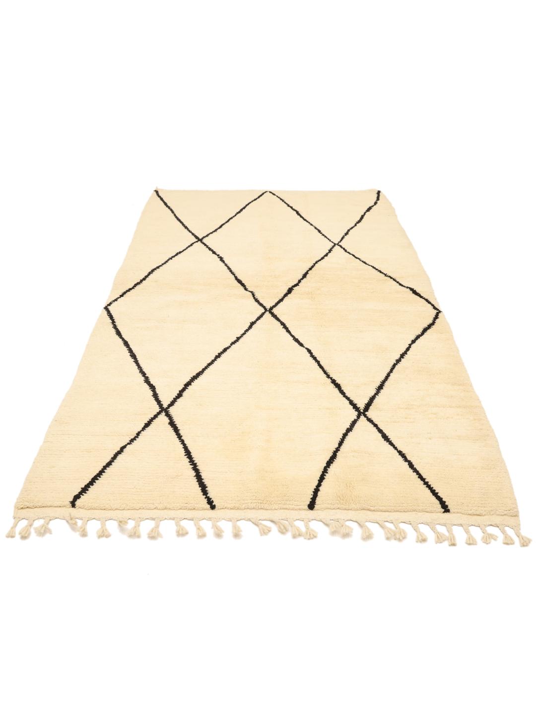 Håndknyttet marokkansk tæppe med diamantmønstre i beige og sort.