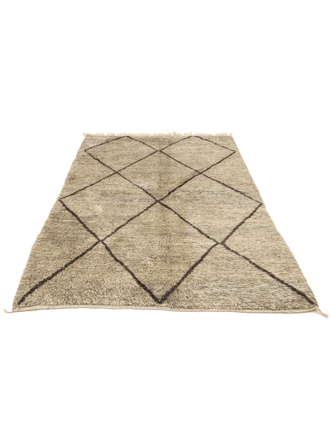 Handgeknoopt Berber Marokkaans tapijt uit Marokko met een beige wollen pool en donker ruitpatroon.