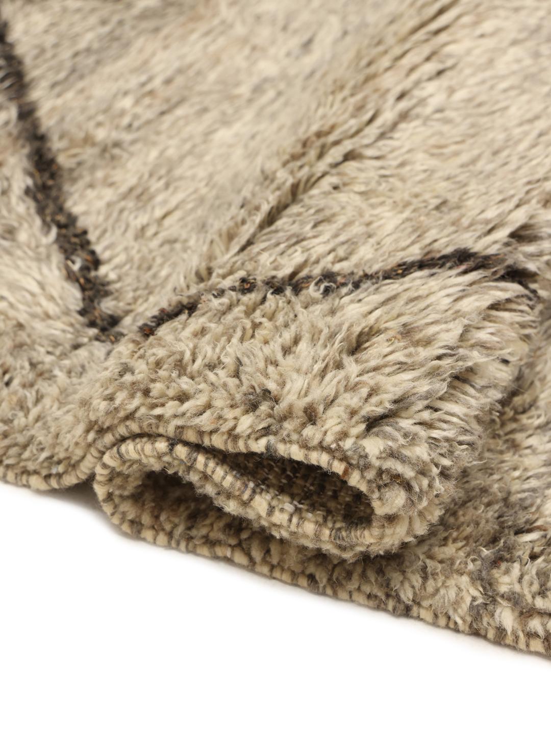 Handgeknoopt Berber Marokkaans tapijt uit Marokko met een beige wollen pool en donker ruitpatroon.