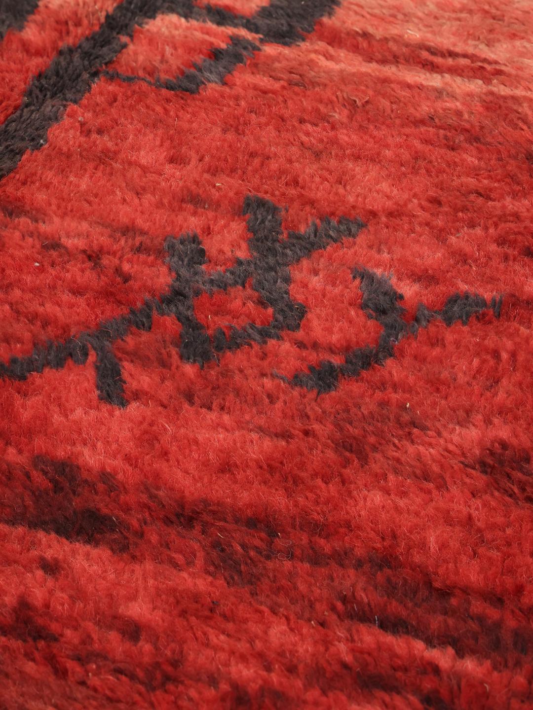 Handgeknoopt Marokkaans Berber-tapijt met een rood veld en donkere geometrische motieven