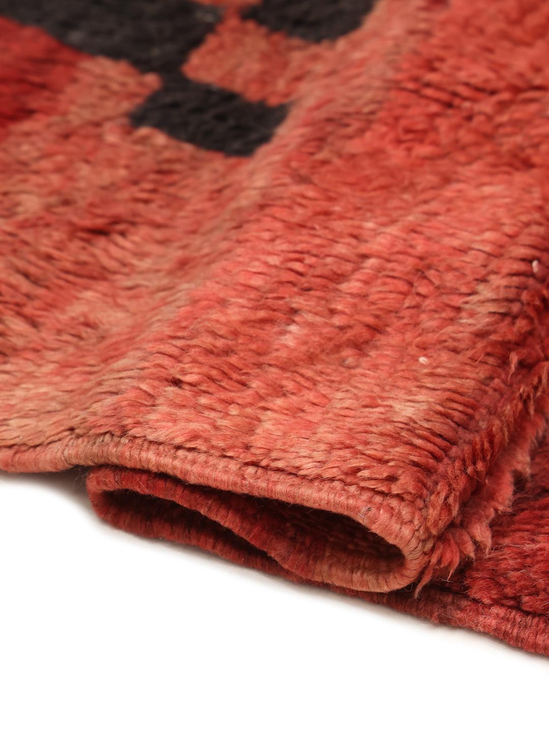 Handgeknoopt Marokkaans Berber-tapijt met een rood veld en donkere geometrische motieven