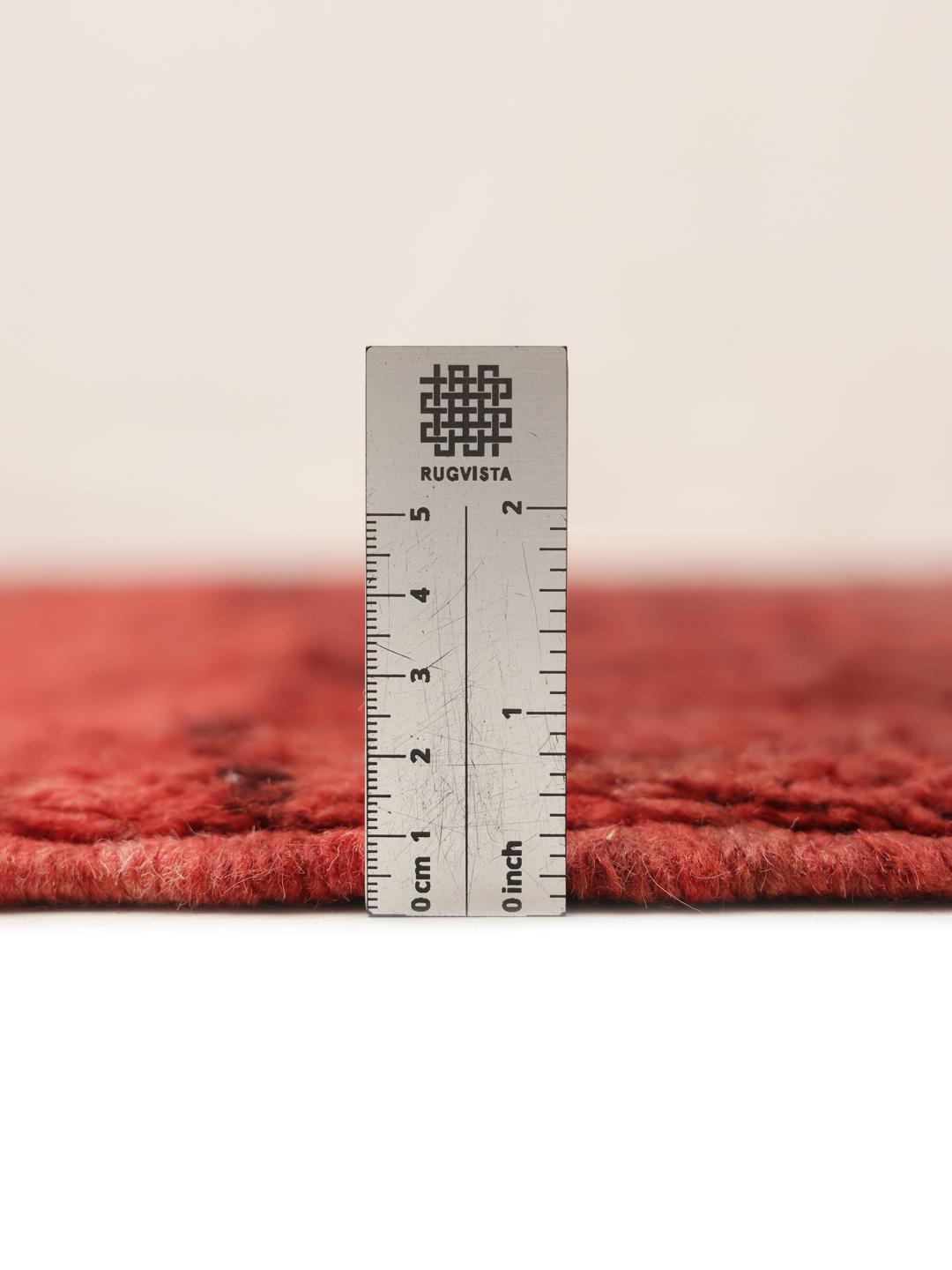 Handgeknoopt Marokkaans Berber-tapijt met een rood veld en donkere geometrische motieven