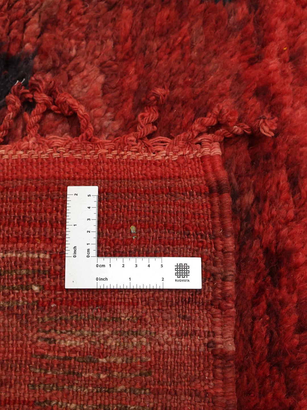 Handgeknoopt Marokkaans Berber-tapijt met een rood veld en donkere geometrische motieven