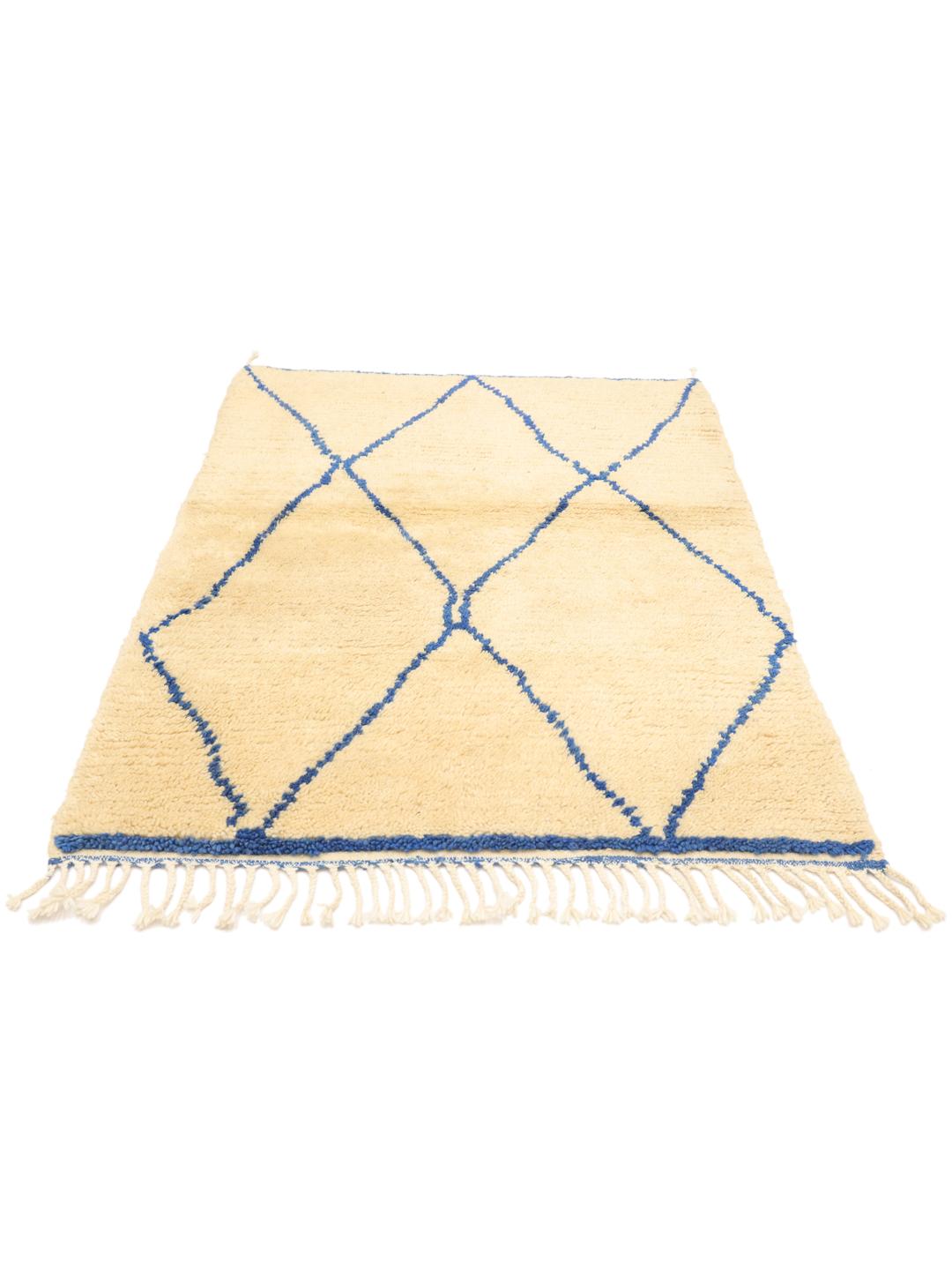 Tapis berbère marocain noué à la main avec une base beige et un motif géométrique en losanges bleus