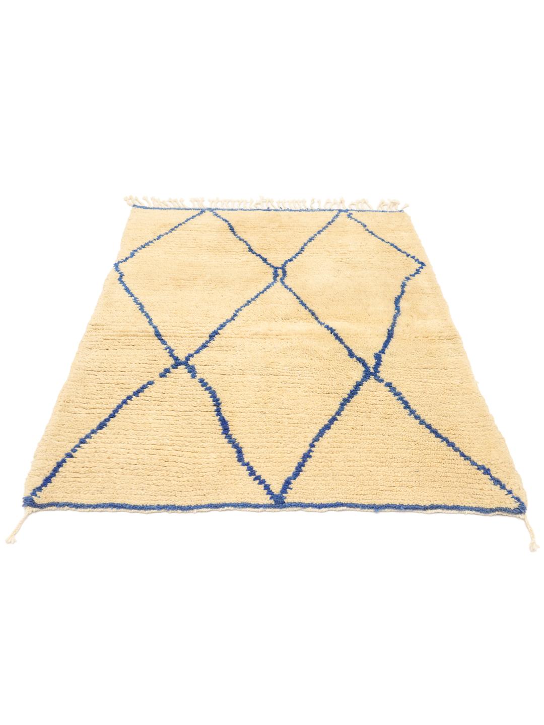 Tapis berbère marocain noué à la main avec une base beige et un motif géométrique en losanges bleus