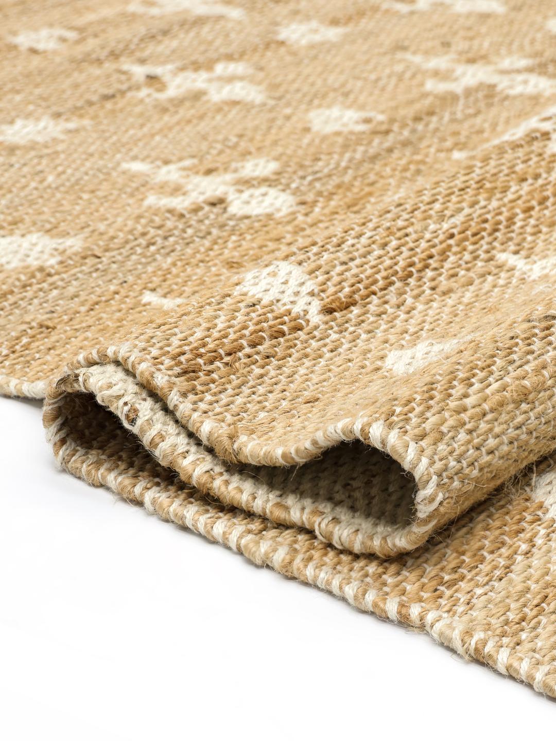 Beige og hvid løber med en tekstur af naturlige fibre