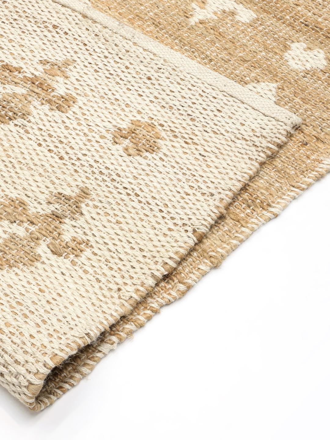Beige og hvid løber med en tekstur af naturlige fibre