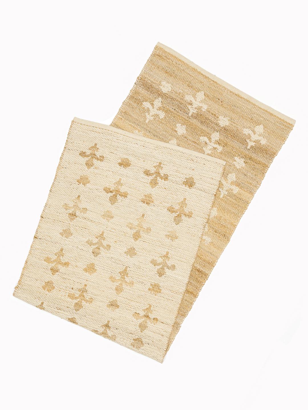 Beige og hvid løber med en tekstur af naturlige fibre