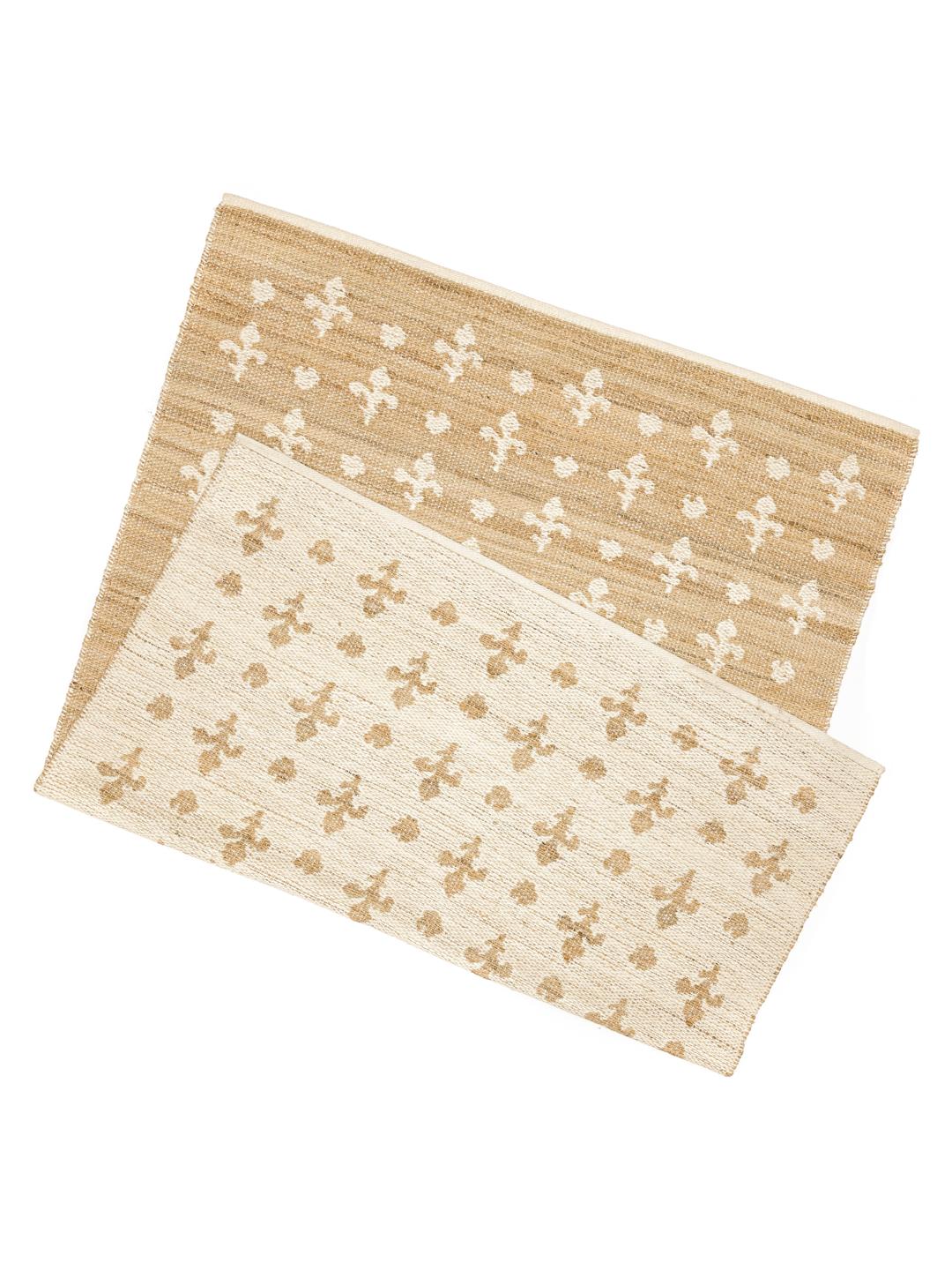 Beige tæppe med naturlig vævet struktur