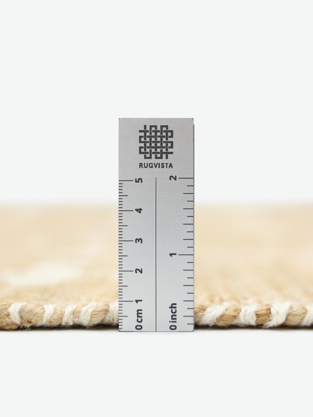 Beige tæppe med naturlig vævet struktur