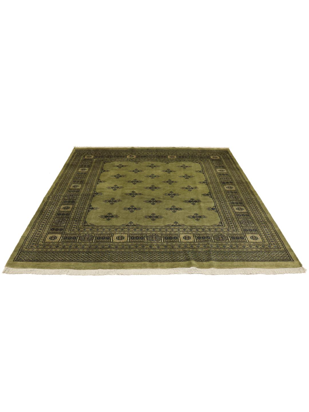 Handgeknoopt Bokhara 2ply tapijt uit Pakistan in een lichtgroene tint met traditionele motieven.
